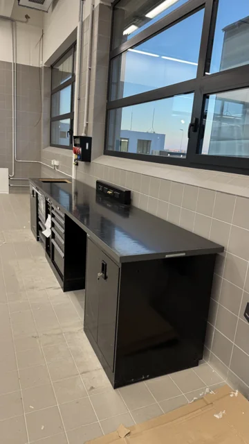Dílenská sestava s pracovní plochou